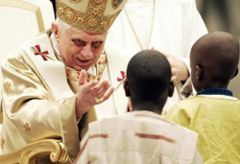 Ratzinger Z oliendo a los niños antes de comérselos