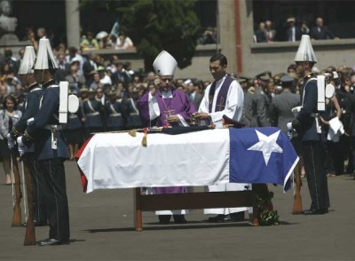 Funeral y velatorio de Pinochet<br />Apoyo implícito de la Iglesia<br /><br />El funeral ha sido oficiado por el obispo general castrense, Juan Barros, quien ha ensalzado la figura de Pinochet y de su esposa, Lucía Hiriart. Con todo, el sacerdote ha pedido perdón por los errores que pudo haber cometido aquél, aunque a renglón seguido ha afirmado que el golpe militar se produjo por las &quot;situaciones complejas&quot; que vivía el país en época de Salvador Allende.- AP - 12-12-2006