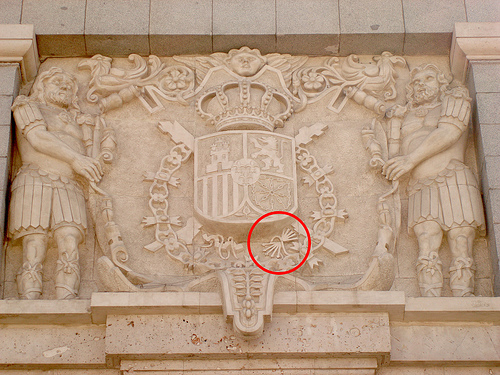 El escudo personal del rey, labrado en piedra en los 90, en la fachada de la catedral de la Almudena, en Madrid (España).